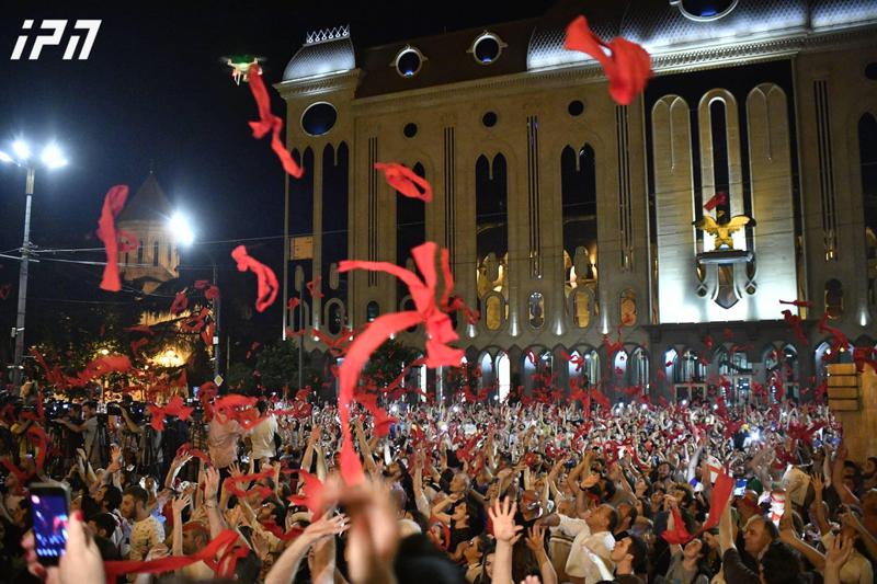 პერფორმანსი პარლამენტთან - აქციის მონაწილეებმა მარცხენა თვალი წითელი ნაჭრებით აიხვიეს